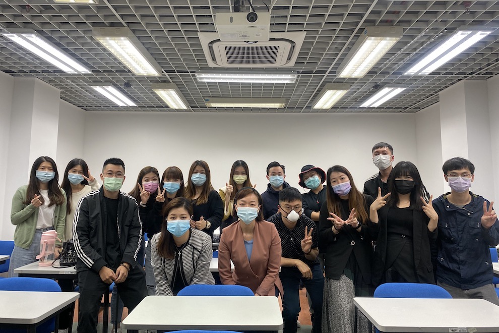 Students in Tourism Retail and Marketing Management Bachelor's Degree Programme (Chinese Medium) learn about mall management from Sands China executive